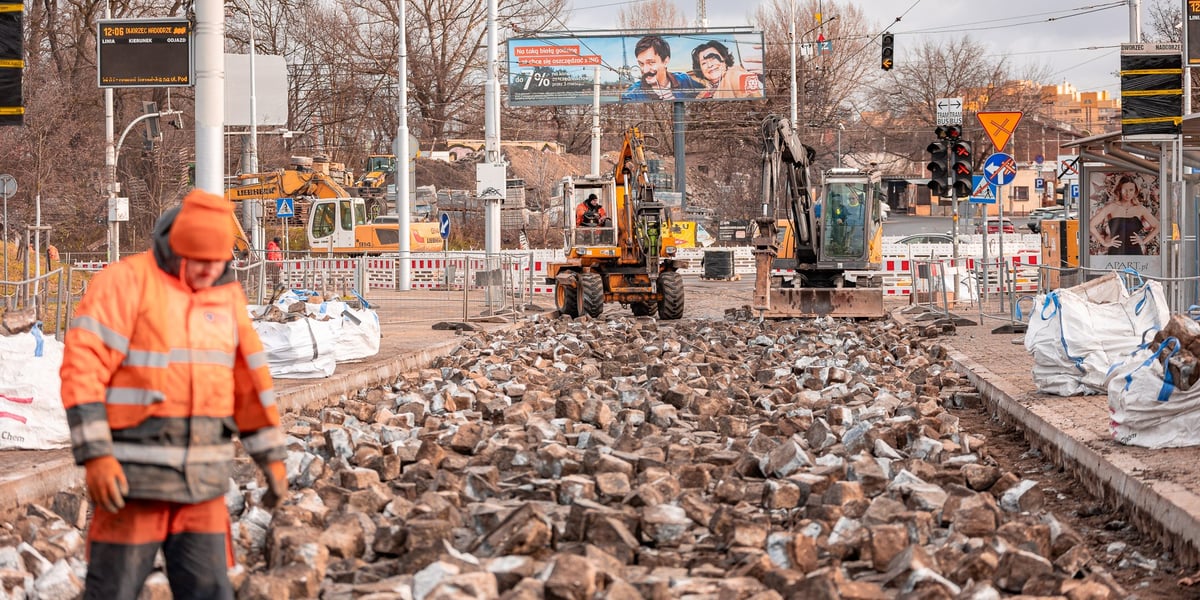 Remont pl. Powstańców Wielkopolskich,  w tle koparka
