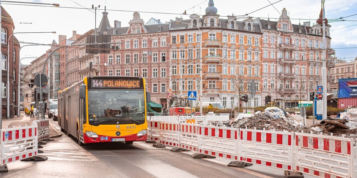 Autobus MPK i remont ulicy