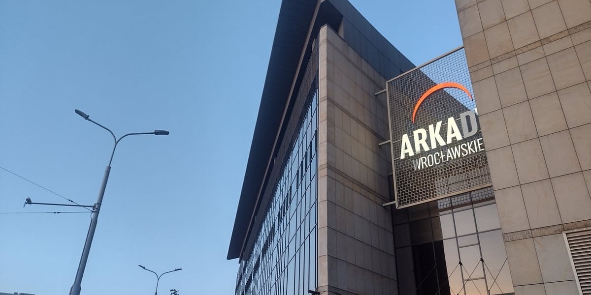 Arkady Wrocławskie z zewnątrz, od ulicy Powstańców Śląskich, wiosna 2024