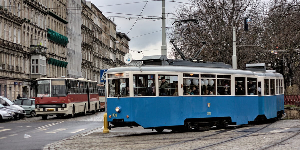 Skład wagonów N i ND (#1332 + 3560) podczas przejazdu mikołajkowego (7.12.2024)