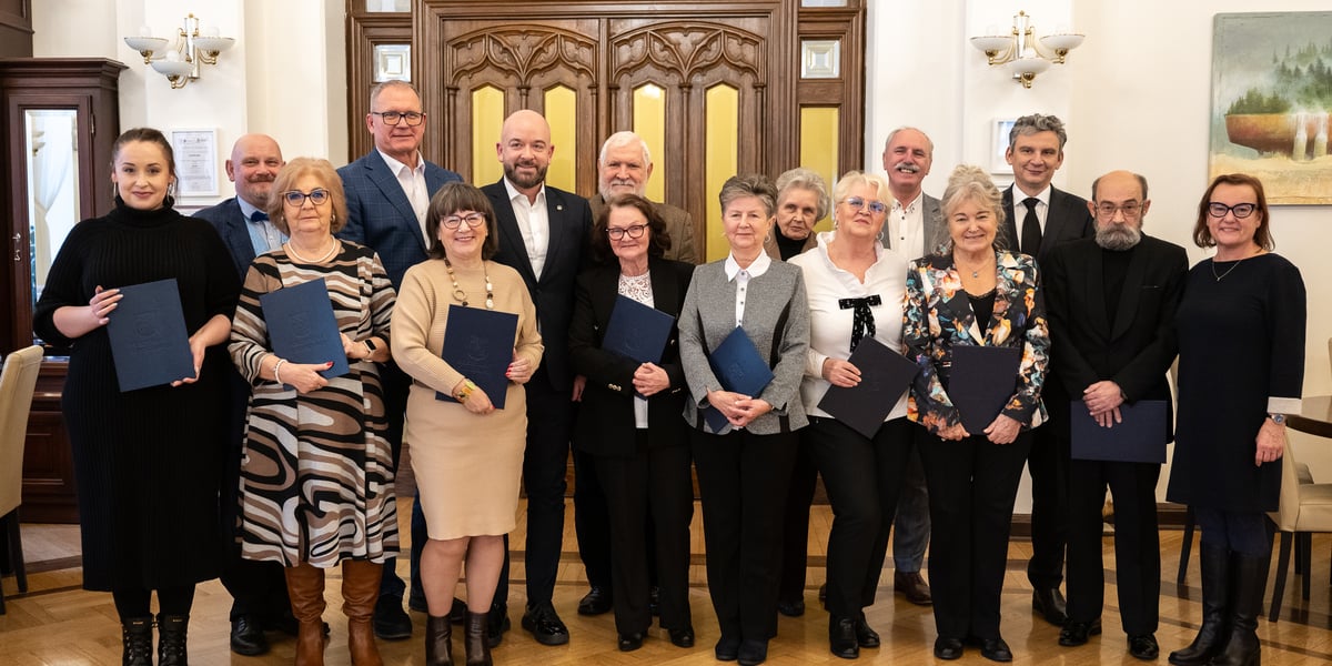 Członkowie i członkinie Wrocławskiej Rady Seniorów III kadencji na wspólnym zdjęciu z prezydentem Wrocławia