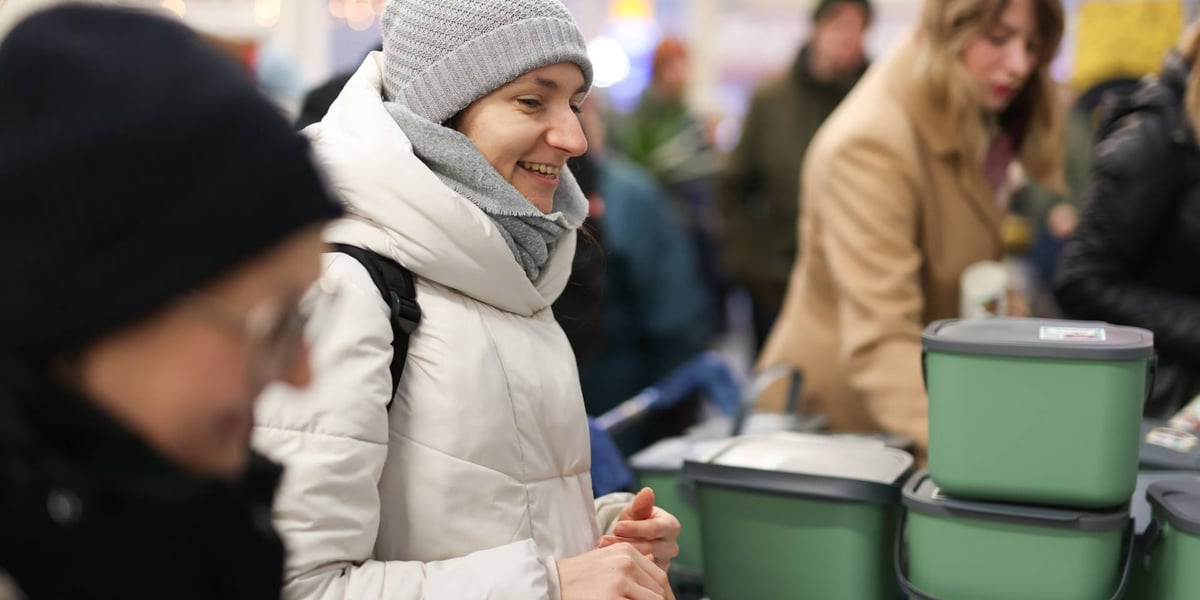 Rozdawanie pojemników na bioodpady w Pasażu Zielińskiego 