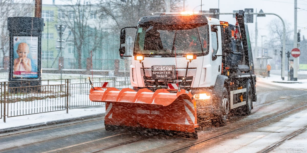 Śnieg we Wrocławiu, 11.01.2025. Na zdjęciu pługosyparka w ruchu miejskim.