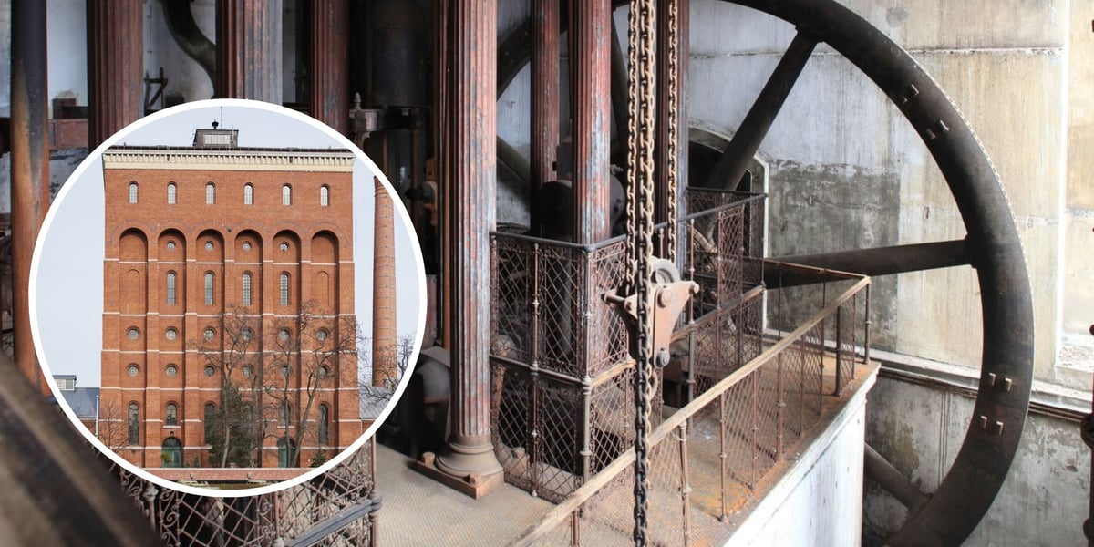 W tle - wnętrze wieży ciśnień - schody, łańcuchy, mechanizmy, wielkie koło, żeliwne kolumny. W kole - wieża ciśnień  przy ul. Na Grobli