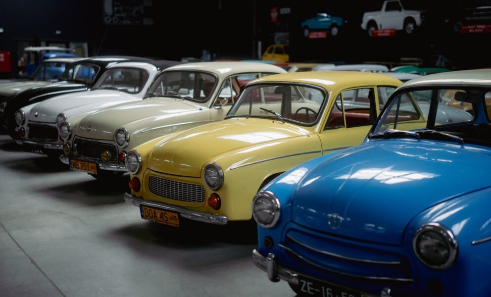 Muzeum Motoryzacji WENA w Oławie, na pierwszym planie samochody marki syrena, produkowane w Polsce w czasach PRL