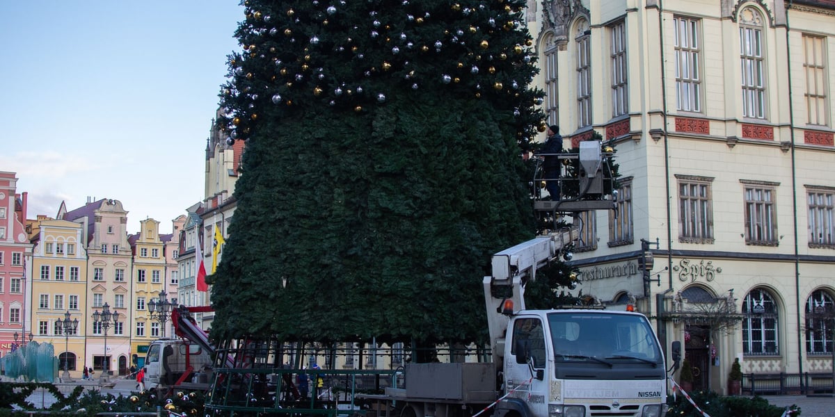 Rozbieranie i demontaż choinki na wrocławskim Rynku.