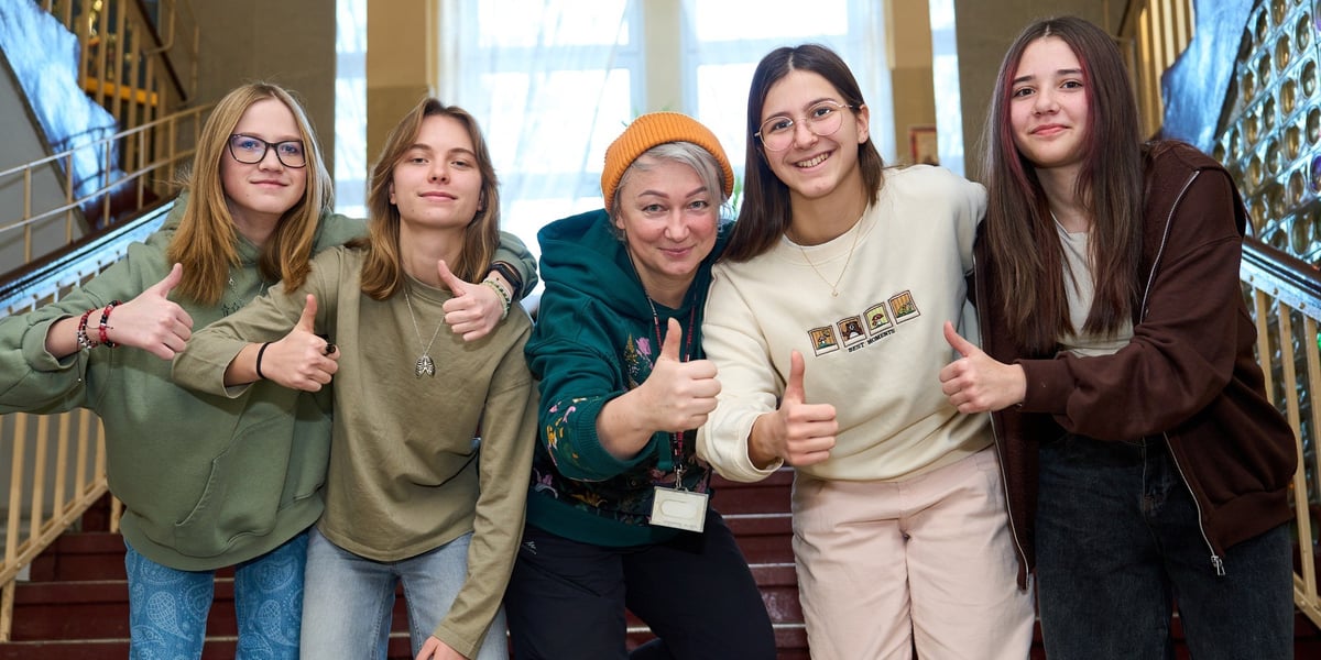 Wolontariuszki, które wraz z dwiema innymi osobami polecą do Gambii  oraz Edyta Morska, nauczycielka języka polskiego w XII LO i koordynatorka projektu