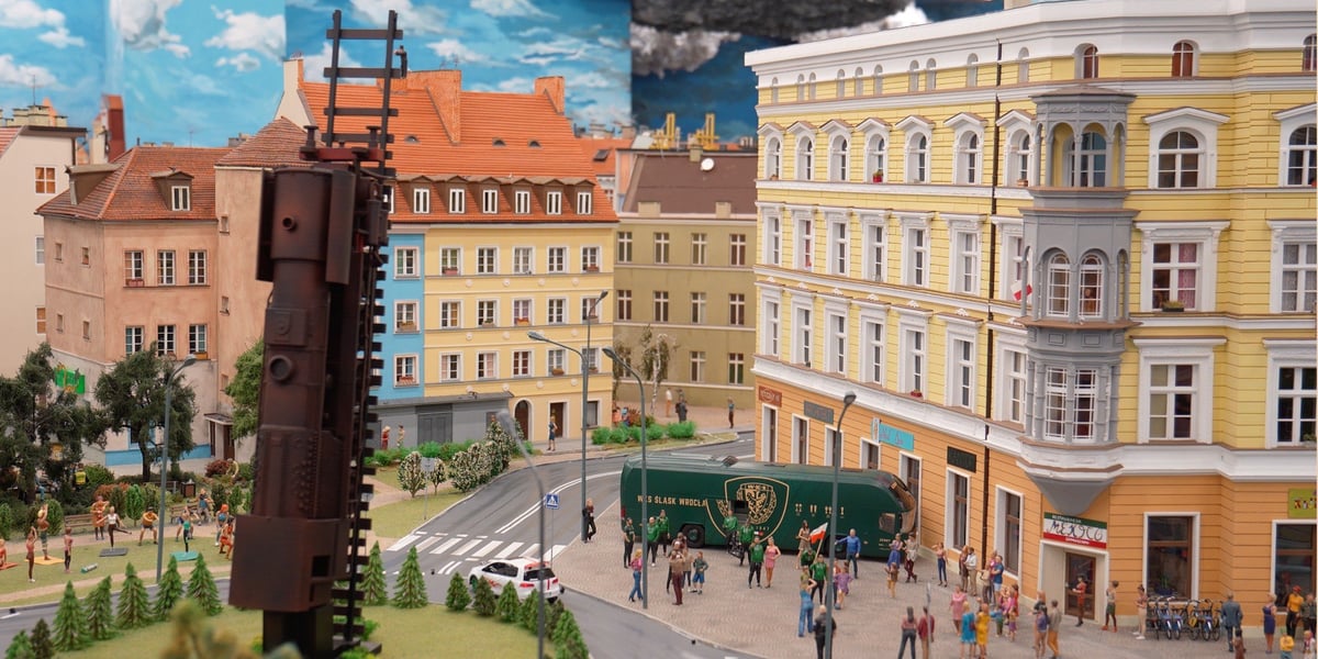 Makieta Kolejkowa - widać na niej miniaturowe kamienice, autobus Śląska Wrocław i instalację z placu Strzegomskiego - Pociąg do nieba