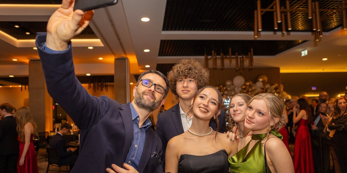 Studniówka LO nr XIV w Q Hotel Plus Wrocław Bielany - 18 stycznia 2025 r. Uczestnicy studniówki pozują do zdjęcia