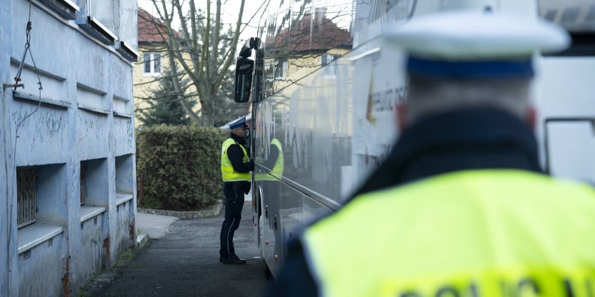 Kontrola autokaru, którym uczniowie SP nr 50 wyjeżdżali do Zakopanego na białą szkołę