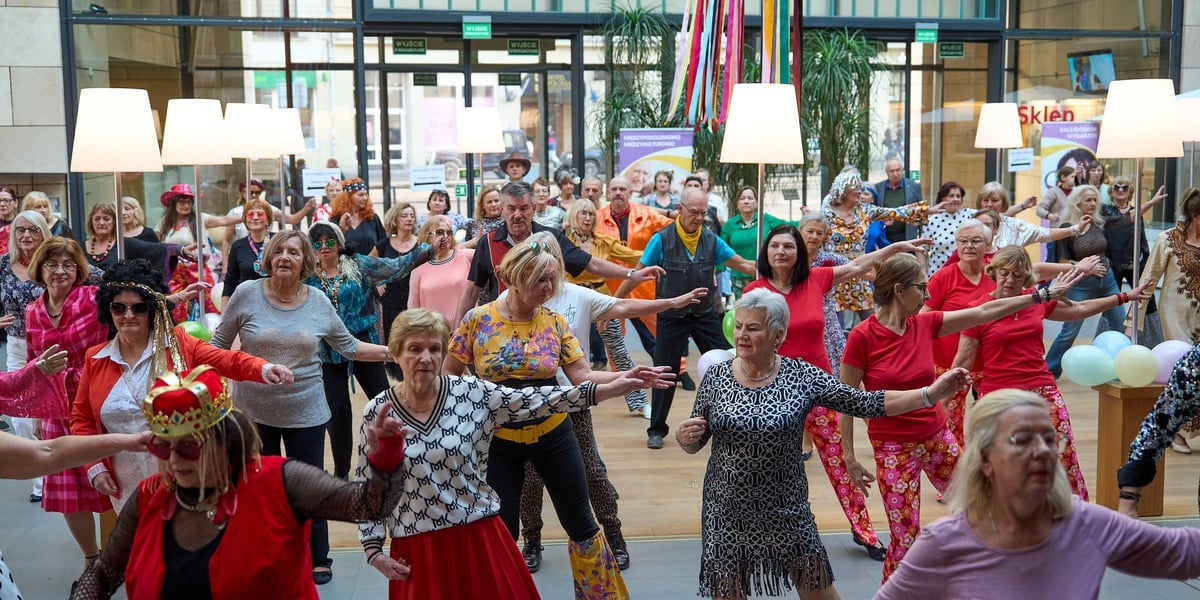 Dzień Babci i Dziadka w rytmie disco - tańczący seniorzy w przebraniach na zadaszonym podwórku Teatru Muzycznego Capitol we Wrocławiu