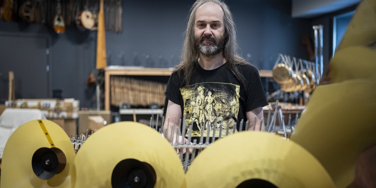 Paweł Romańczuk i zbudowany przez niego instrument przypominający eufon