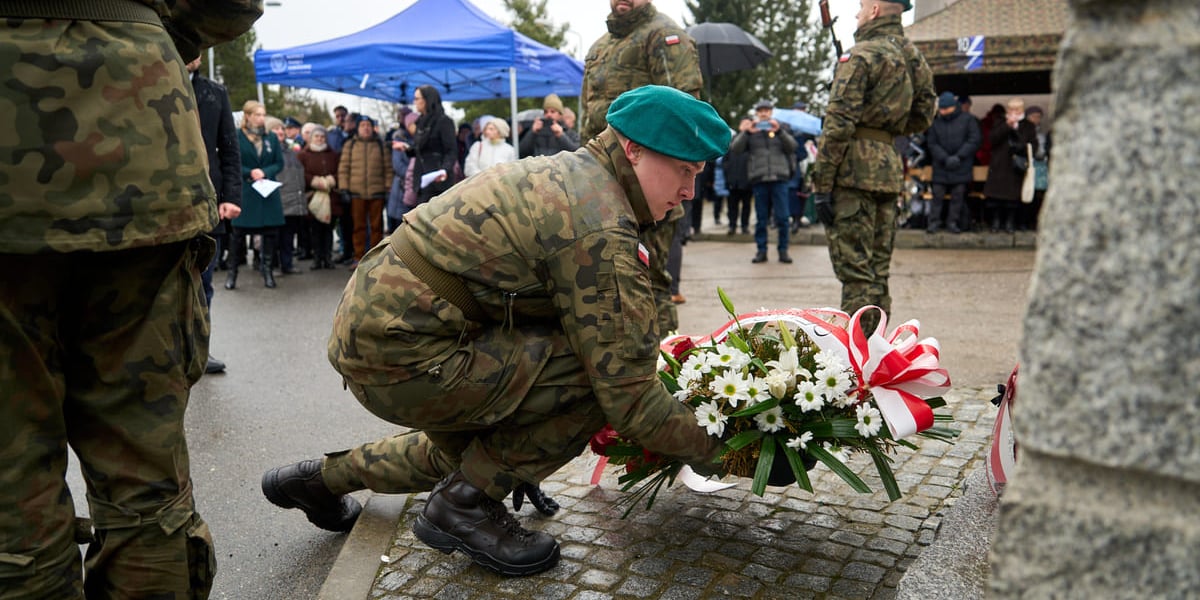 Żołnierz składający kwiaty pod pomnikiem więźniów filii obozu Gross-Rosen w Leśnicy. Wrocław, 23.01.2025