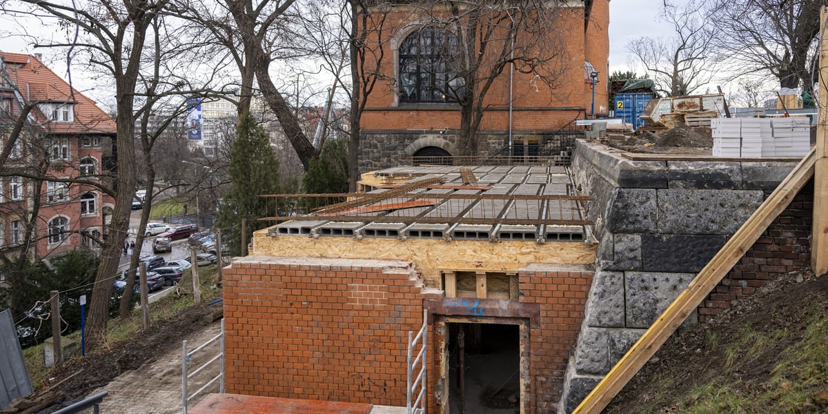 Budynek z łazienkami z nowym stropem, drugi etap remontu Bastionu Sakwowego, 23 stycznia 2025 r.