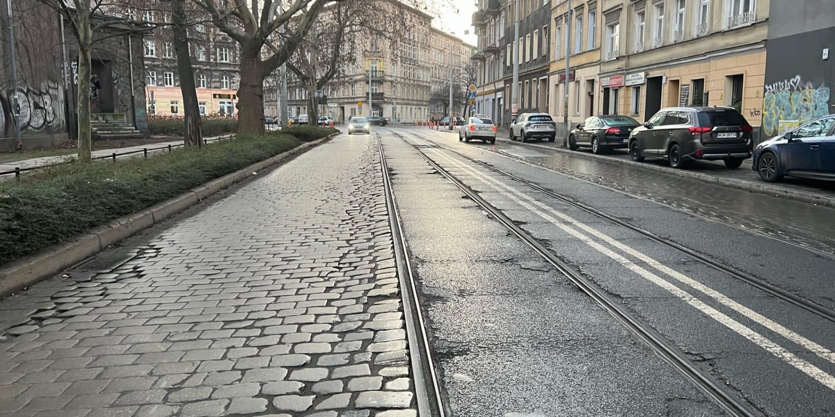 Ulica, kostka brukowa, torowisko, w tle samochody. Wrocławskie Inwestycje otworzyły oferty złożone w przetargu na projekt przebudowy ulicy Słowiańskiej i św. Wincentego na Nadodrzu. 