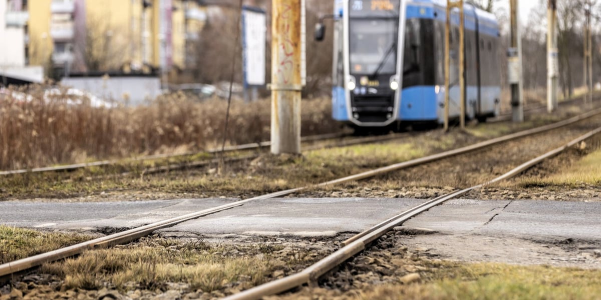 Fragment torowiska na ul. Kosmonautów jest w złym stanie. To ostatni odcinek do pętli na Leśnicy, który nie przeszedł modernizacji 
