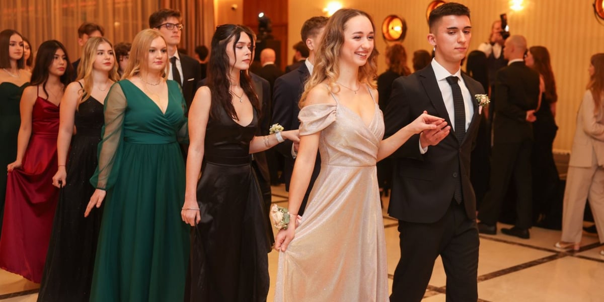 Maturzyści IV LO podczas poloneza