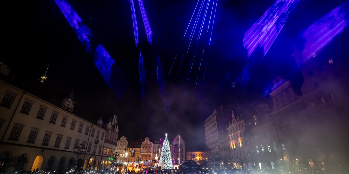 Pokaz laserów nad wrocławską choinką w Rynku podczas Światełka do nieba