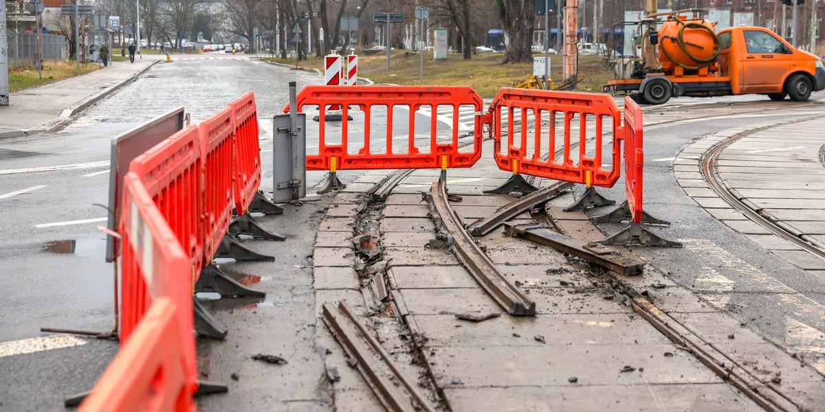 MPK naprawia tor na skrzyżowaniu Borowskiej i Glinianej. W kierunku Gaju i Tarnogaju tramwaje jeżdżą objazdami 
