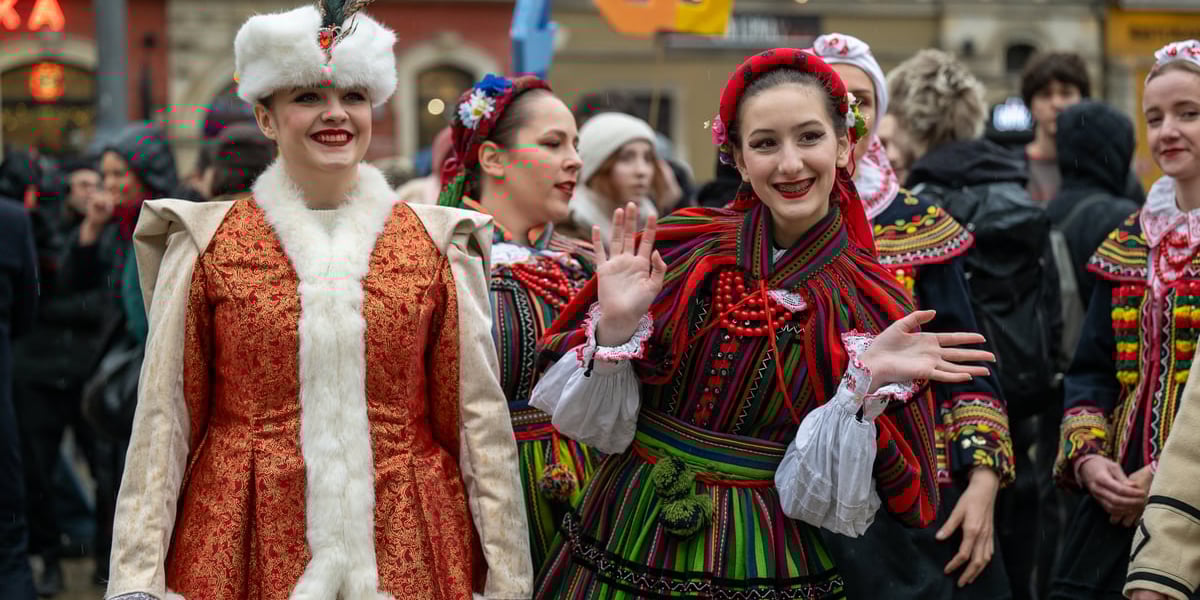 Maturzyści tańczący poloneza w Rynku 