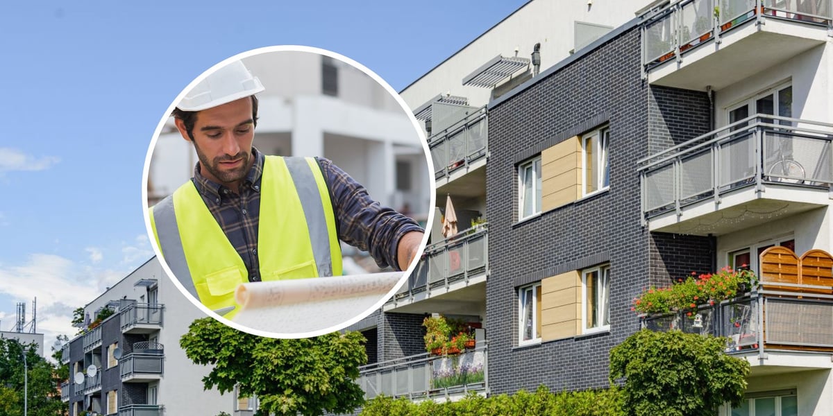 Blok mieszkalny na osiedlu TBS Wrocław, mężczyzna w kasku na budowie patrzy na plan projektowy