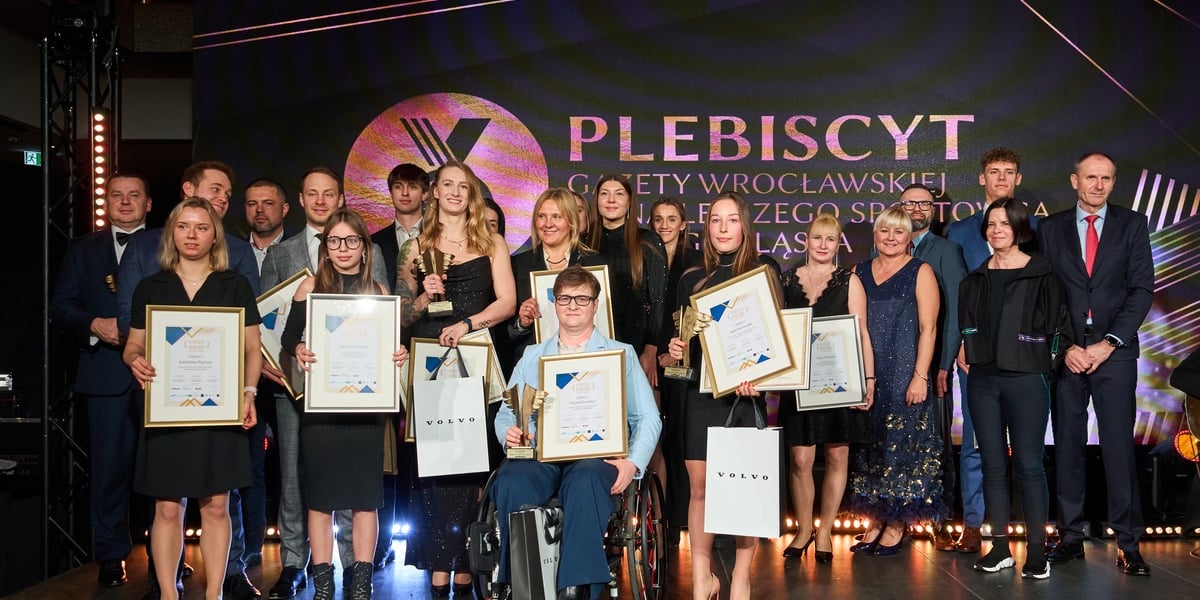 Dolnośląska Gala Sportu. Laureaci 72. Plebiscytu Gazety Wrocławskiej. Na zdjęciu widać grupę osób z dyplomami i statuetkami