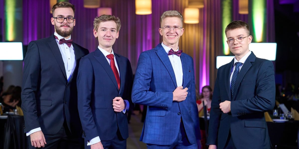 Maturzyści na studniówce