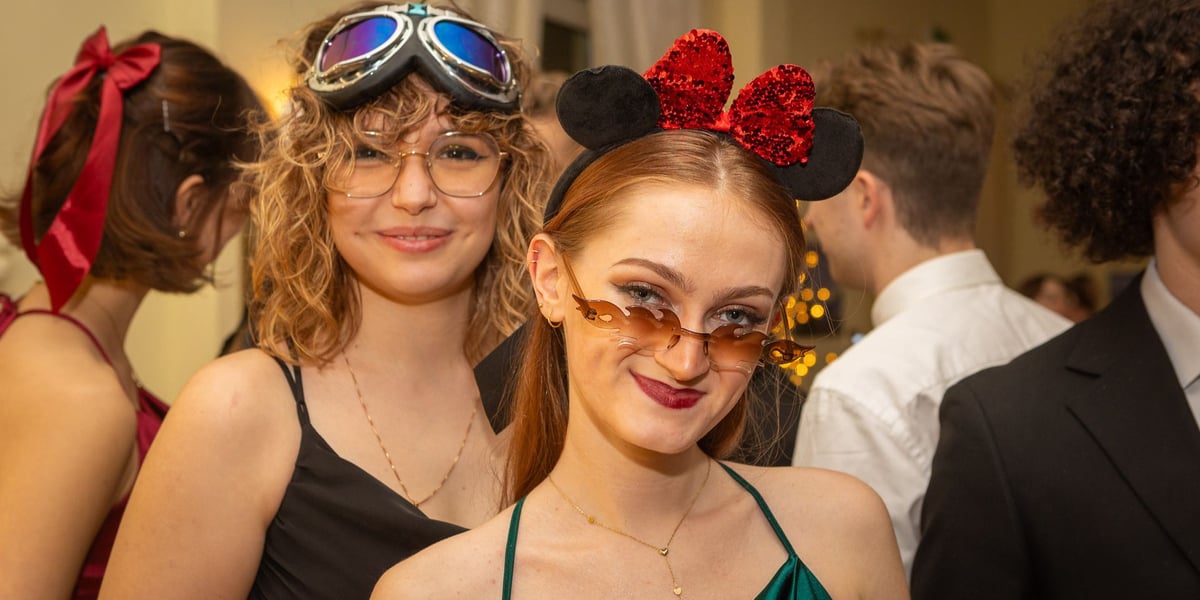 Maturzystki z fotobudkowymi dodatkami