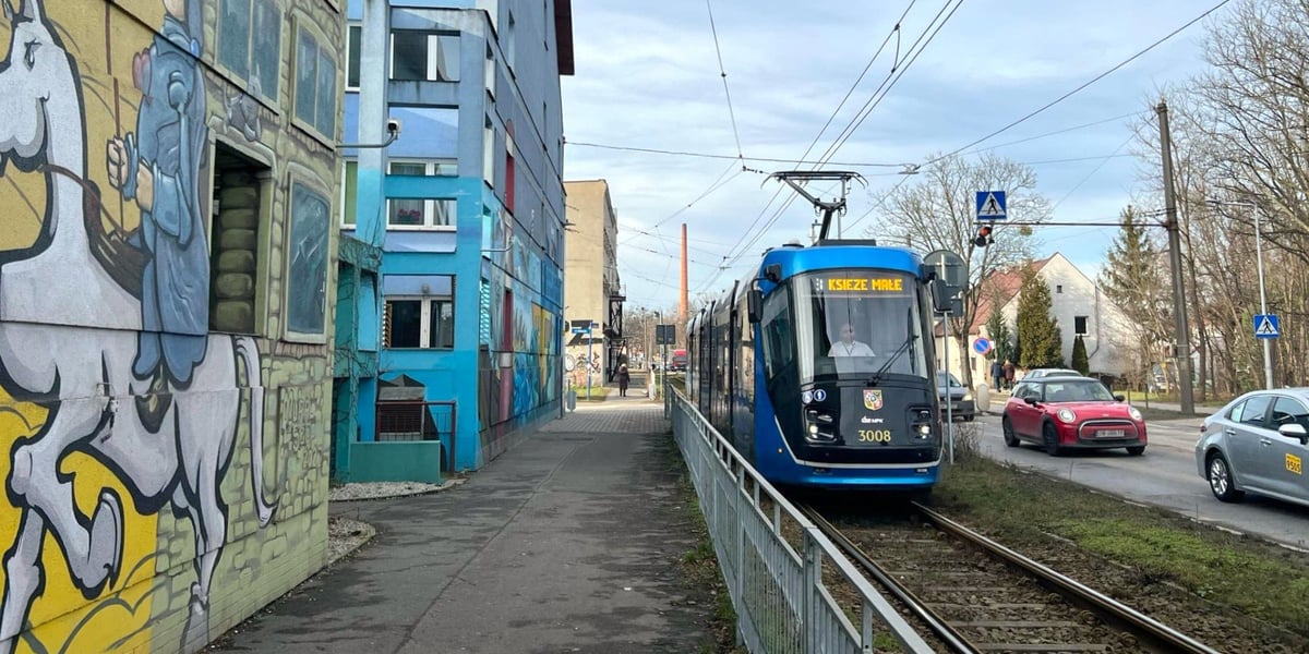 Tramwaj zmierzający na pętlę przy ulicy Opolskiej 