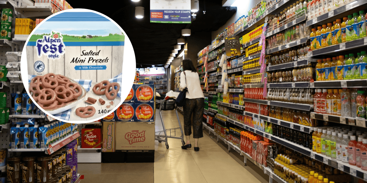 Sklep spożywczy typu supermarket, kobieta z wózkiem, na półkach produkty, w kółku wycofany z Lidla produkt