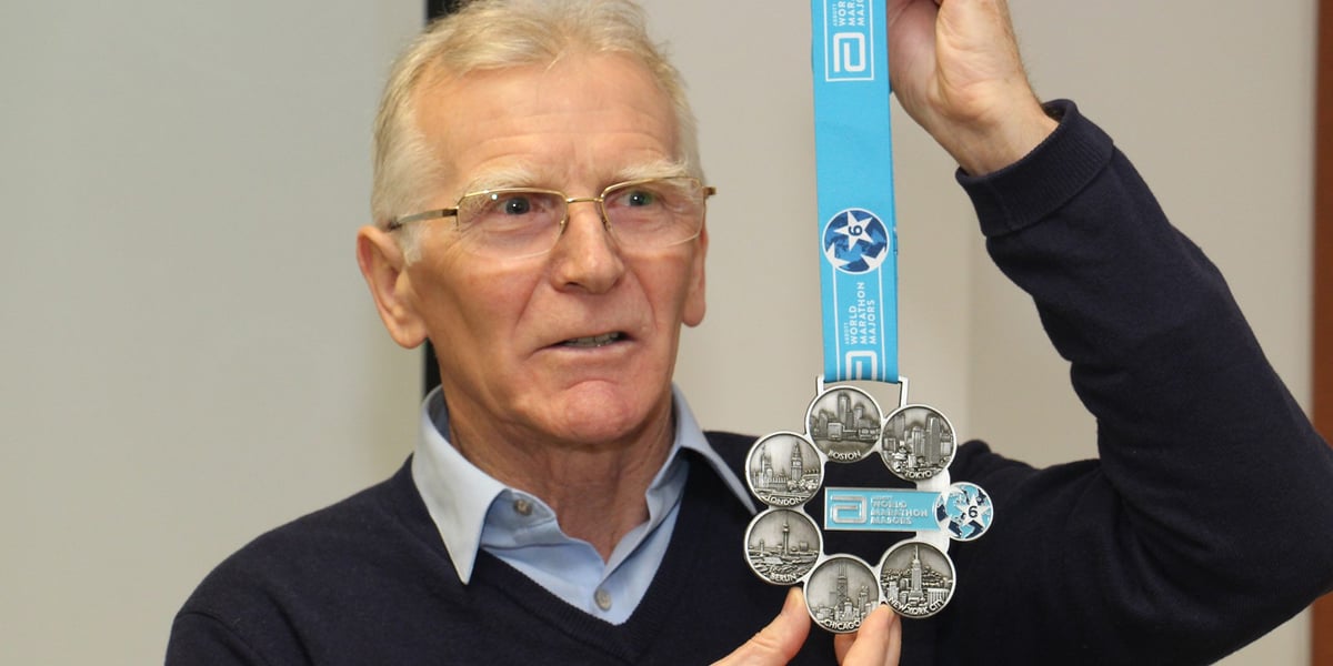 Zdjęcie prof. Jana Chmury z medalem Korony Maratonów Świata, nazywanym Medalem Sześciu Gwiazd 