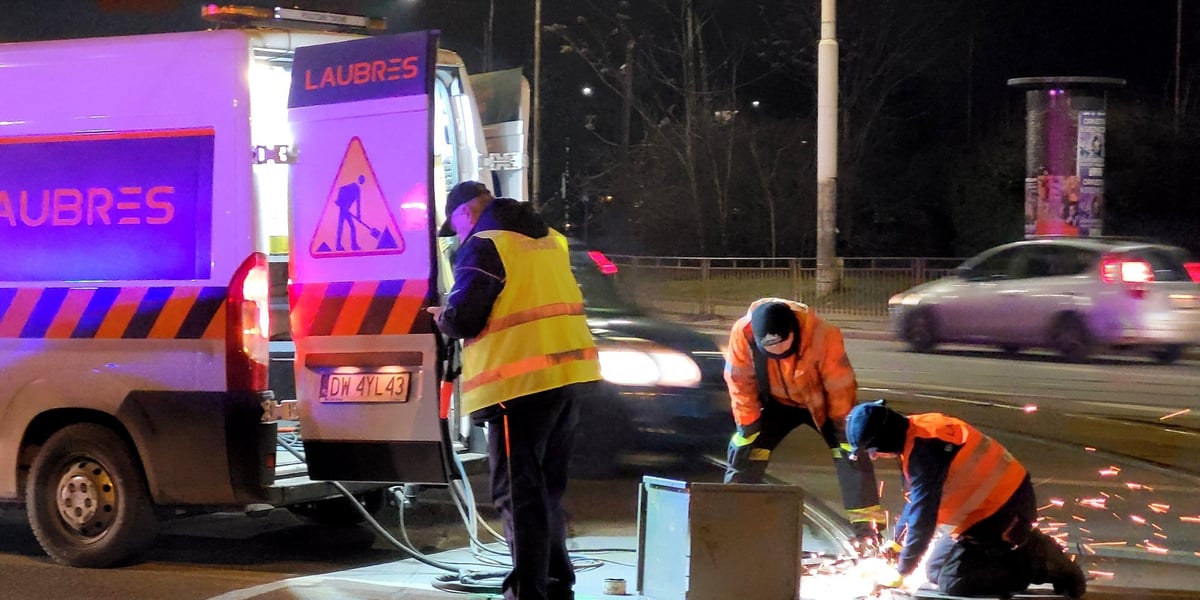 Naprawa torów na pl. Wróblewskiego po wykolejeniu tramwaju