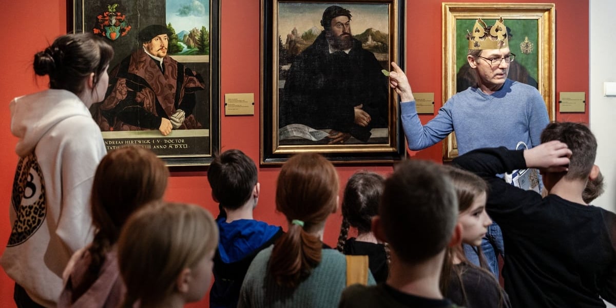 Ferie z designem w Muzeum Narodowym we Wrocławiu. Na zdjęciu grupa dzieci i opiekunów