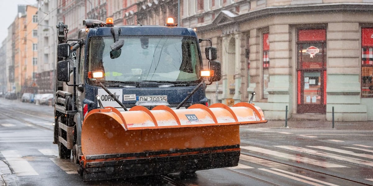 Pługopiaskarka na drodze