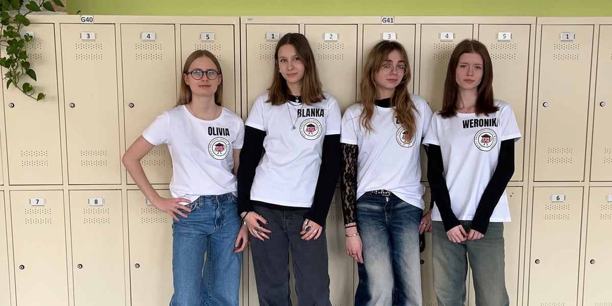 Cztery licealistki w białych koszulkach z logo projektu „Mniej zmęczony – Lepiej wyuczony”. Od lewej: Olivia Siemiochin, Blanka Pieczkowska, Zofia Śliwińska i Weronika Kieszkowska, autorki projektu