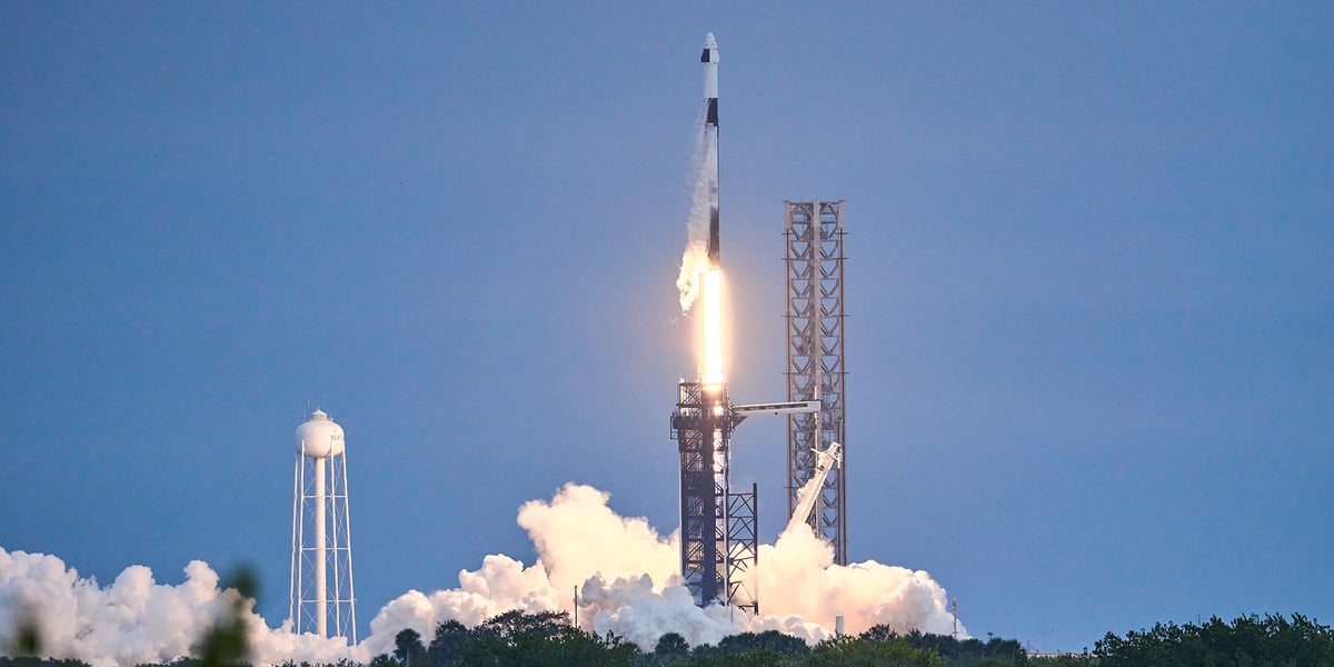 Rakieta typu Falcon 9 w momencie wystrzelenia (zdjęcie ilustracyjne)