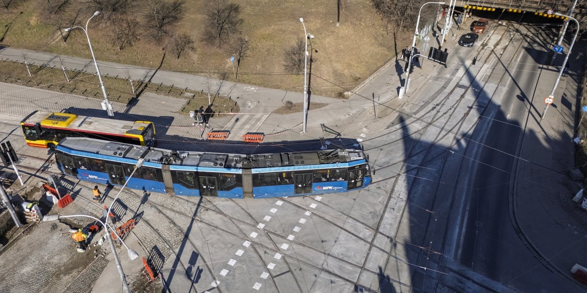 Na zdjęciu plac Powstańców Wielkopolskich z lotu ptaka, a na nim tramwaj. Od soboty 22 lutego znów po nim jeżdżą tramwaje. Poza powrotem starych linii, kursuje tędy nowa - numer 24