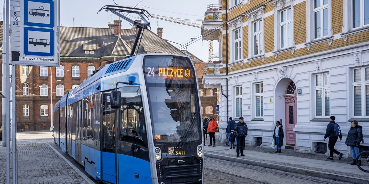 Dziś - 22 lutego - zadebiutowała nowa linia tramwajowa numer 24. Na zdjęciu tramwaj 24 na świeżo wyremontowanym pl. Powstańców Wielkopolskich