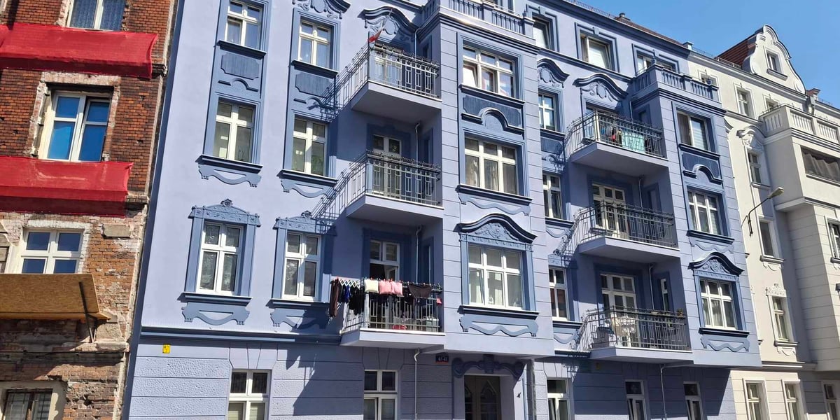 Niebieska kamienica przy kurkowej 61-63