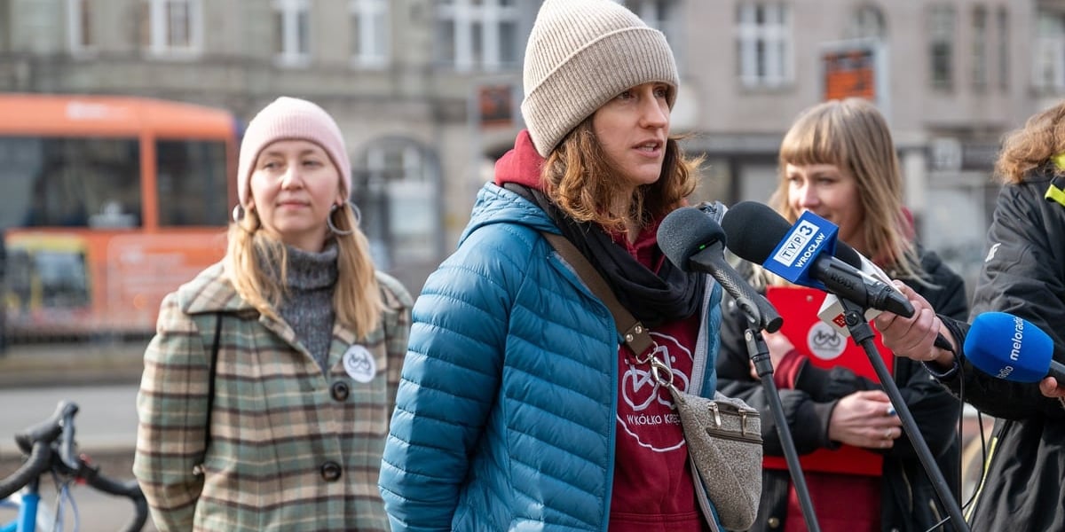 Trzy kobiety, w tle mikrofony, uczestniczki konferencji prasowej 6. edycji „W kółko kręcę”