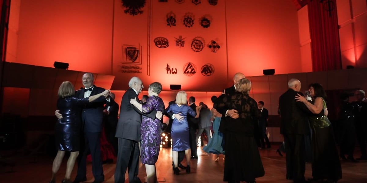 Bal Politechniki Wrocławskiej 2024. Na zdjęciu widać tańczące pary. Zdjęcie ilustracyjne