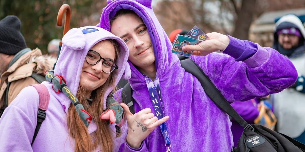 Uczestnik i uczestniczka  gry Pokemon Go Tour Park we Wrocławiu w strojach pokemonów