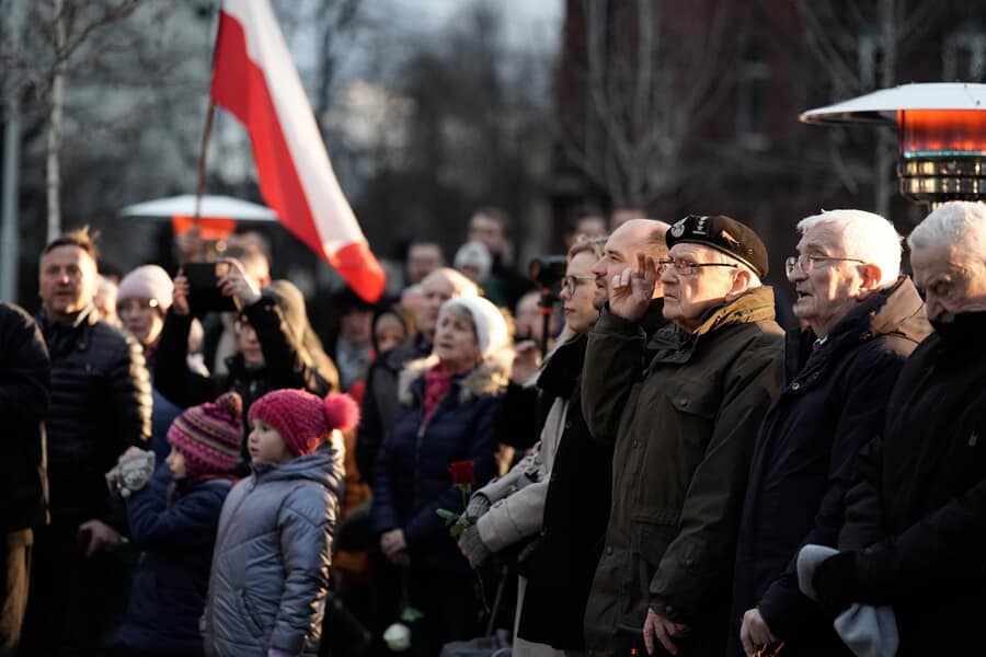 Grupa osób pod pomnikiem Żołnierzy Niezłomnych, 1 marca 2025 roku