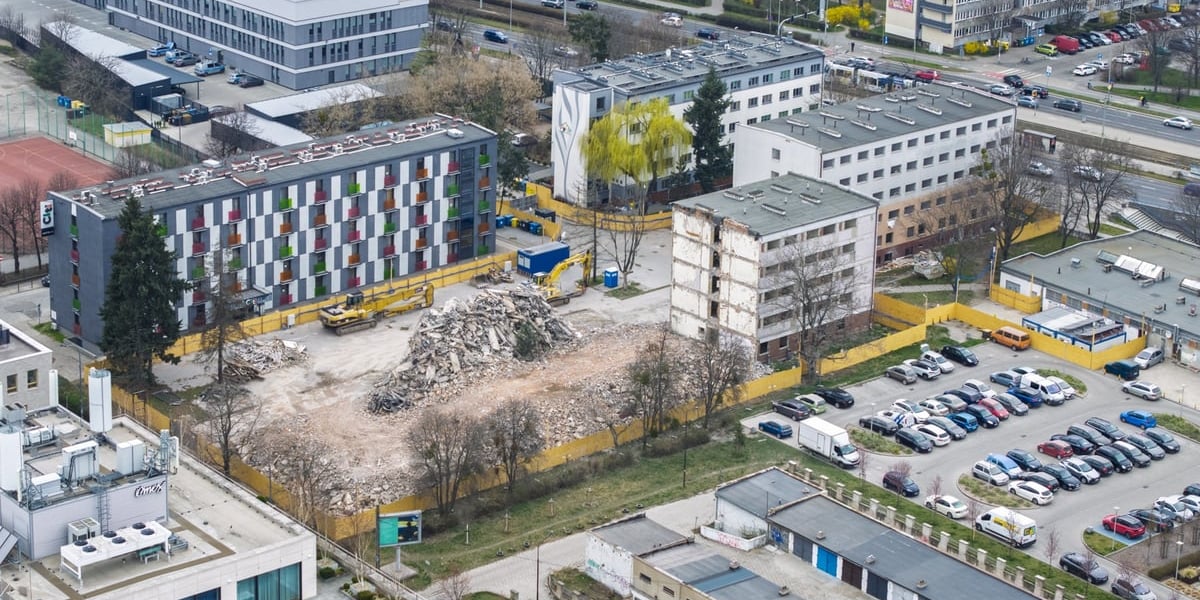 Widok z góry na rozbiórkę bloków przy ul. Trzemeskiej 