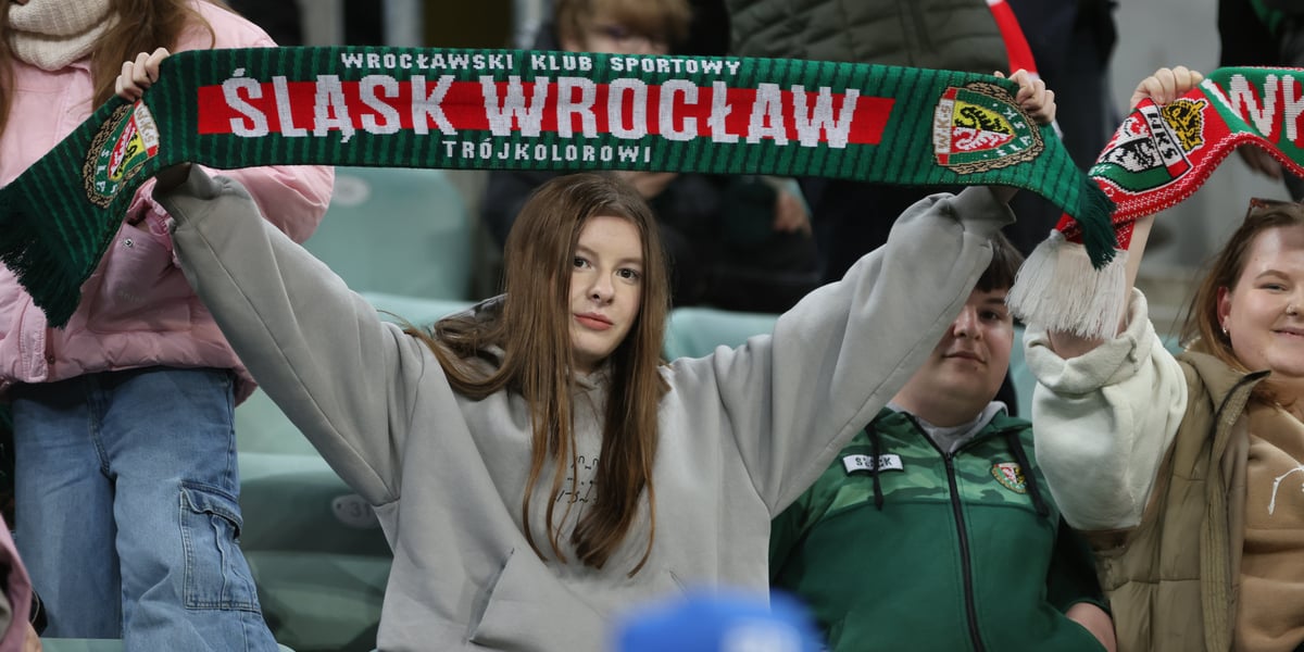 Mecz Śląska z Pogonią 7.03.2025, zdjęcia kibiców. Na zdjęciu młoda kobieta z szalikiem Śląska