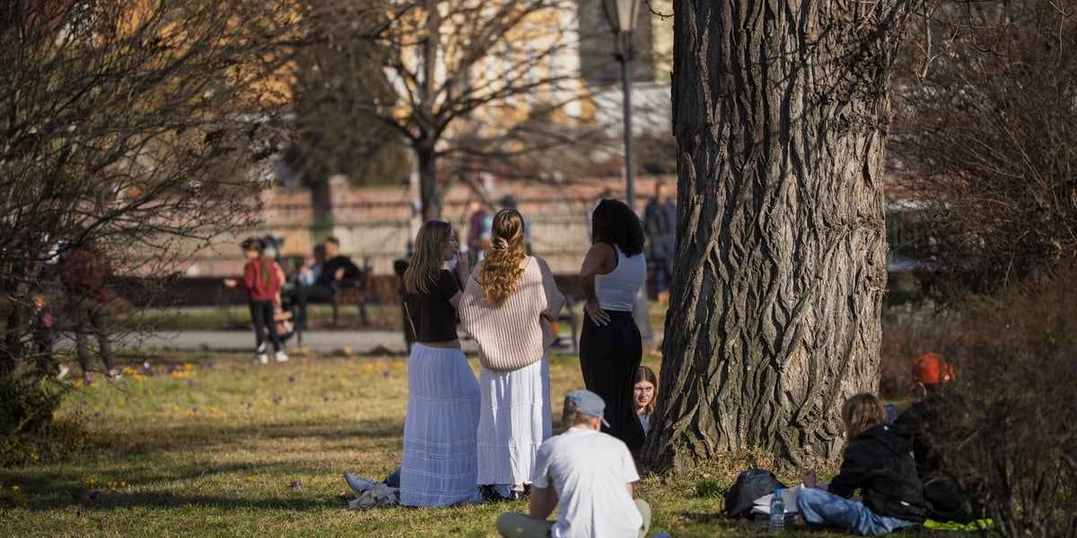 Ciepły weekend we Wrocławiu. Grupka osób w miejskim parku
