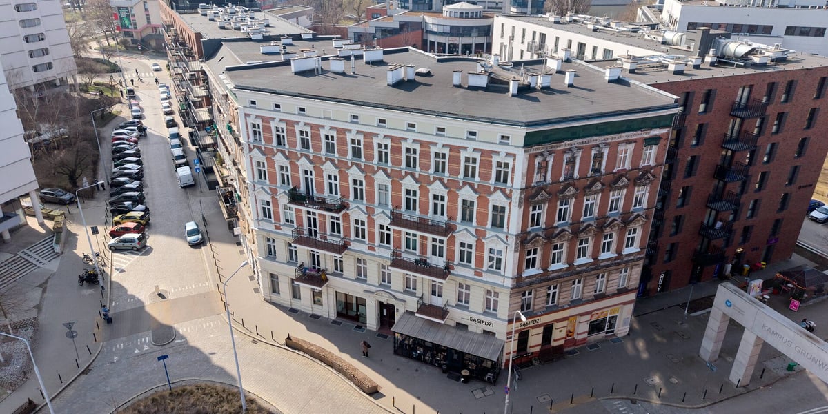 Wyremontowana frontowa elewacja kamienicy przy Wrocławczyka 37 i jedna z czekających na remont elewacji bocznych