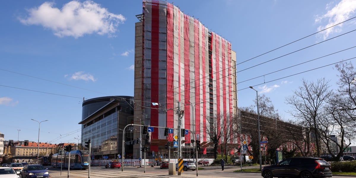 Arkady Wrocławskie - wieżowiec przy którym stoi rusztowanie