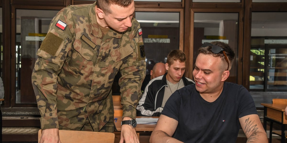 Kwalifikacja do 10 Wrocławskiej Brygady Łączności - na zdjęciu mężczyzna wykonuje test sprawności fizycznej