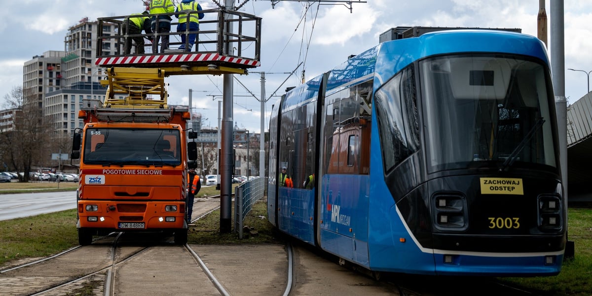 Wóz pogotowia sieciowego, pracownicy naprawiają trakcję, tramwaj
